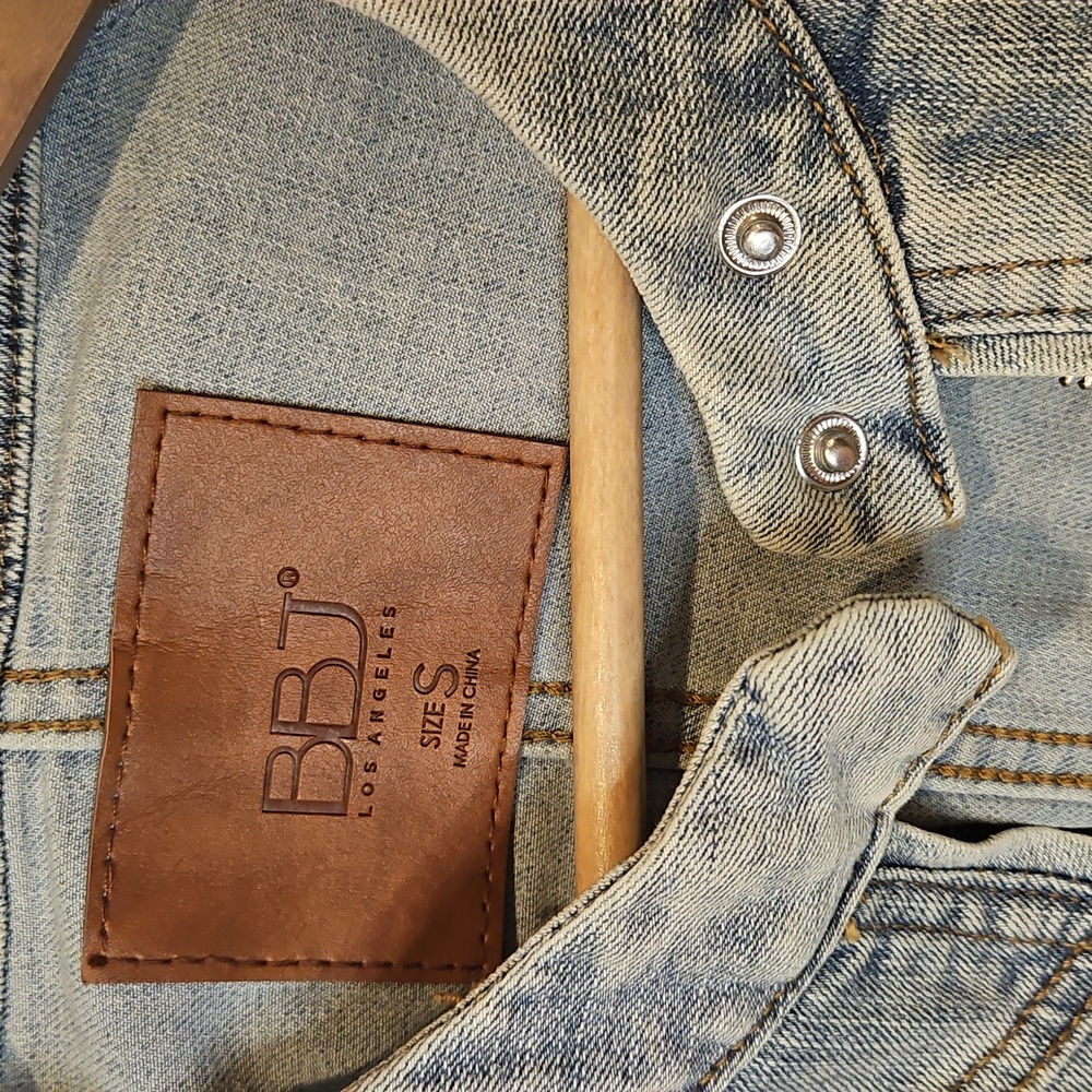 BBJ Los Angeles Sz. S NWT Blue Stonewash Cropped Denim Jacket - Picture 4 of 8
